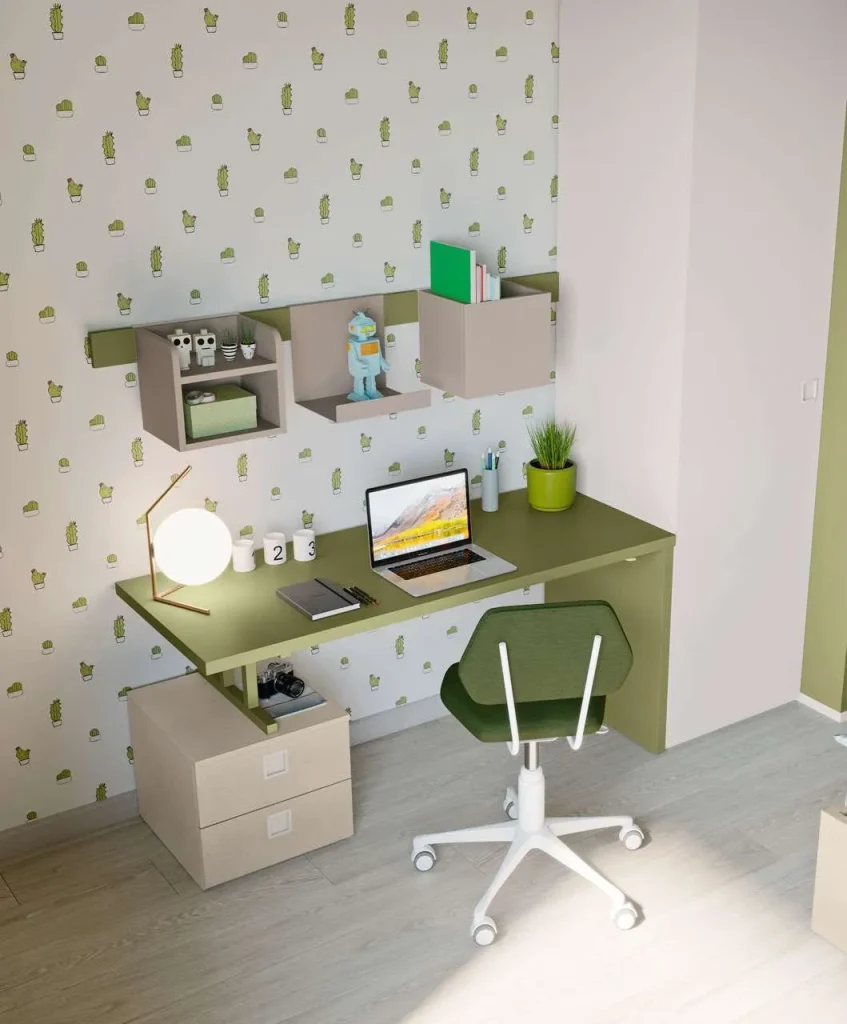 Scrivania verde con computer portatile in una stanza con carta da parati a motivi cactus. Appartamento per studenti.