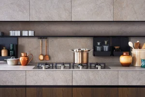 cucina cesar MAXIMA 2.2 REFINED INTIMACY moderna grigia con piano in pietra e pentole inox, design elegante e funzionale.