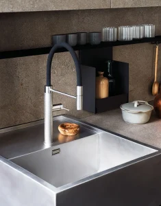 Rubinetto moderno in acciaio inox con manico nero, lavabo elegante e minimalista, ideale per cucine contemporanee.