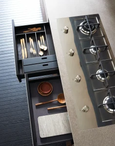 Cassetto cucina cesar MAXIMA 2.2 REFINED INTIMACY moderno con posate in acciaio, stoviglie in legno e piano cottura elegante in acciaio.