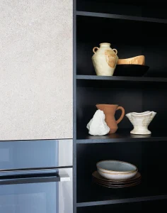 Scaffali moderni con ceramiche eleganti, vasi in terracotta e porcellana, design minimalista e colori neutri.