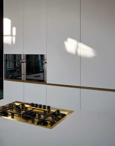 Cucina Cesar Maxim 2.2 moderna, caratterizzata da finiture bianche eleganti e dettagli in oro, un design funzionale e minimalista ideale per spazi contemporanei.