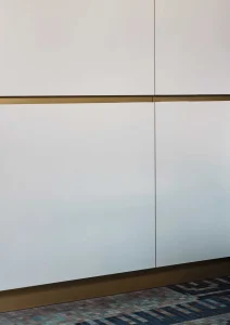 Cucina Cesar Maxim 2.2 caratterizzata da un design moderno e funzionale, con ante bianche lucide e dettagli in legno chiaro. La combinazione di materiali di alta qualità e linee pulite crea un ambiente elegante e pratico, ideale per ogni appassionato di cucina. La disposizione intelligente degli spazi massimizza la praticità senza compromettere lo stile contemporaneo.