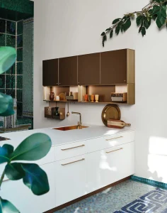 Cucina Cesar MAXIMA 2.2 STYLISH FLARE moderna con armadietti marroni e piano bianco, design elegante e funzionale.