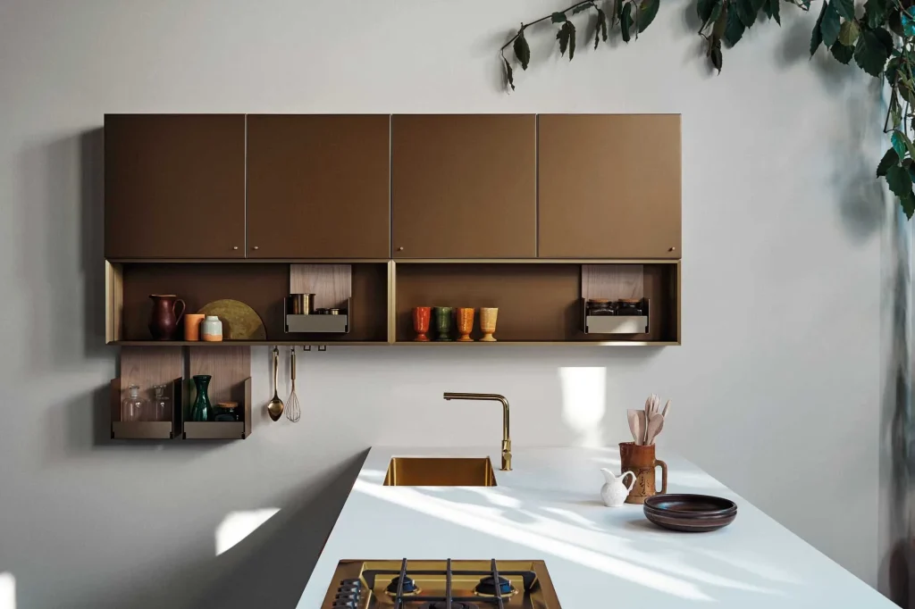 MAXIMA 2.2 - STYLISH FLARE 11 Cucina Cesar MAXIMA 2.2 STYLISH FLARE moderna con armadietti marroni e piano bianco, design minimalista e stoviglie colorate.