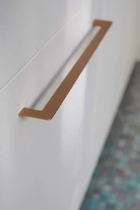 Maniglia bronzata moderna su armadio bianco, design minimalista per cucina cesar MAXIMA 2.2 STYLISH FLARE.