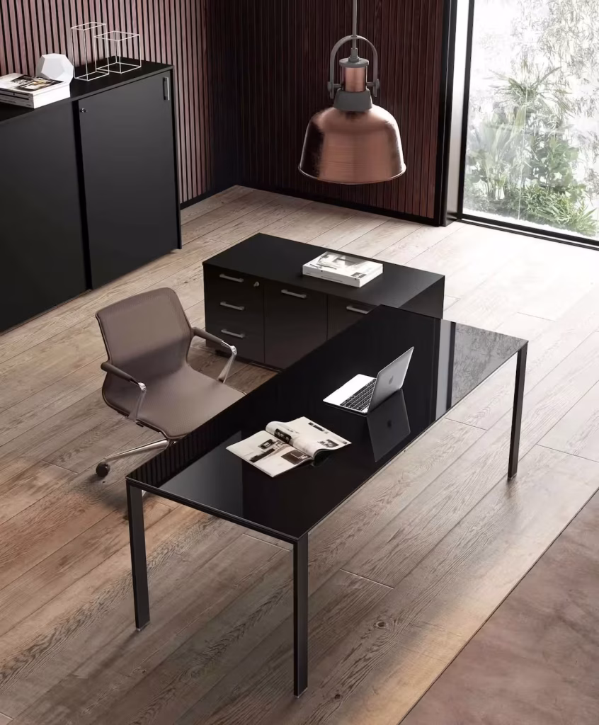 L'immagine mostra un home office moderno con una scrivania nera lucida e ampie finestre. Perfetto per smart working e per chi cerca idee su come arredare un piccolo studio o un angolo studio in casa con mobili salvaspazio e design elegante.