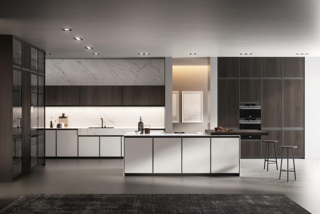 Kronos 01 9 Dettaglio delle porte della cucina Kronos 01 di Arredo3, con finiture in laminato effetto legno e superfici opache Fenix-NTM® in tonalità grigio Londra.